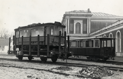 500728 Afbeelding van de aankomst van een antieke tram (motorwagen nr. 144 van het G.V.B. te Amsterdam) bij het ...